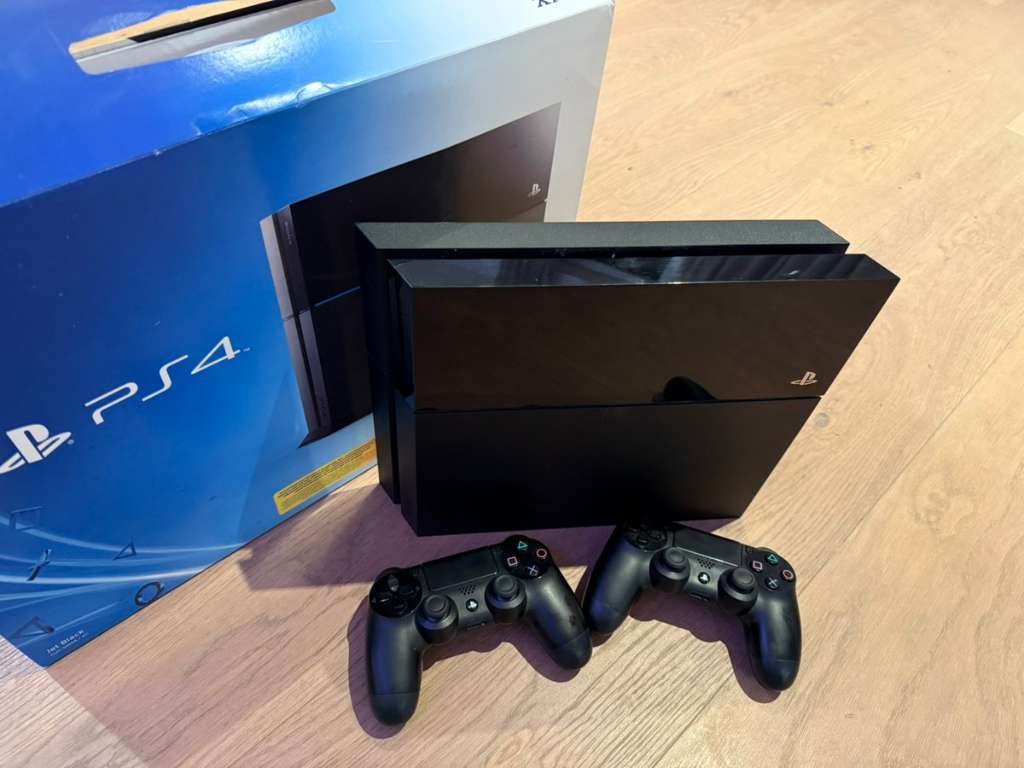 Playstation 4 500 GB good + 2 Controller