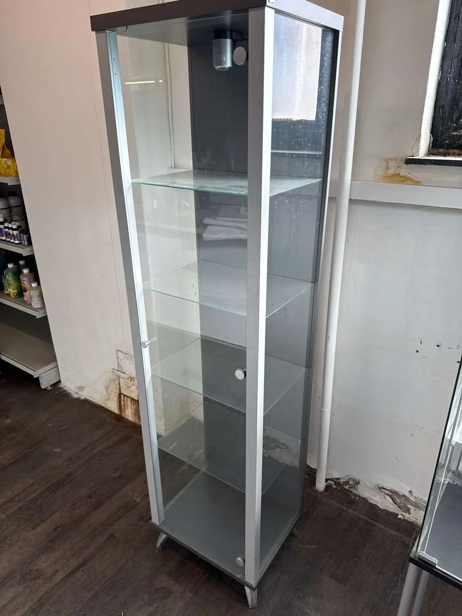 Glasvitrine mit Beleuchtung, € 40,- (9020 Klagenfurt)