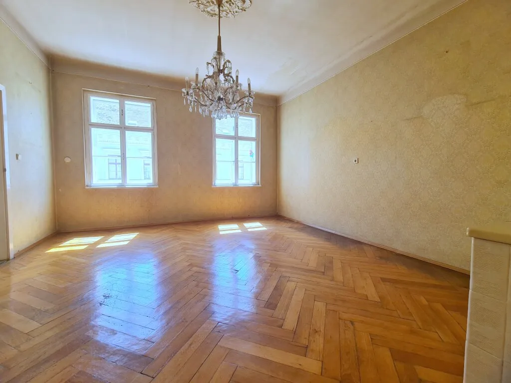 Renovierungsbedürftige großzügig angelegte 3 Zimmer Wohnung – pohled 2