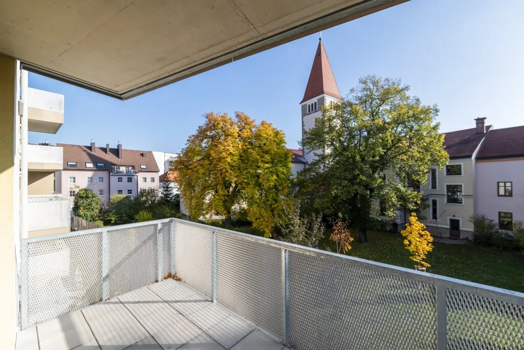 Luxury Living zwischen Bahnhof und Innenstadt | Exklusiv möbliert | Sofort bezugsfertig | Freier Grünblick | Loggia - Ansicht 2