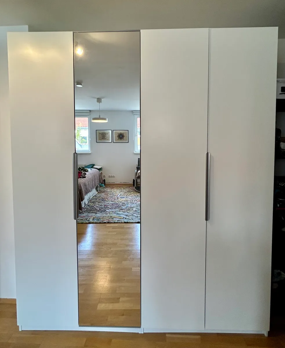 IKEA PAX Kleiderschrank 200×236×60 cm - Weiß mit Spiegel & Extras, € 390,- (1010 Wien)
