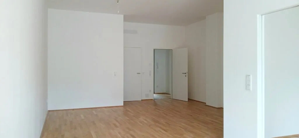 NEUBAU - ERSTBEZUG - Top 2a - Wunderschöne 2 Zimmerwohnung mit kleinem Garten, Terrasse und einem eigenen Tiefgaragenplatz – pohled 2