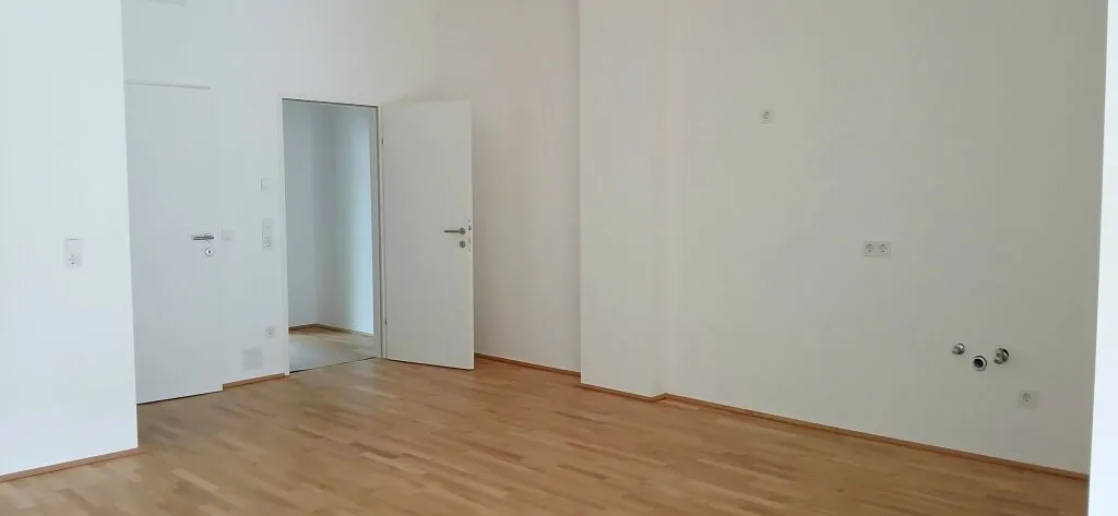 NEUBAU - ERSTBEZUG - Top 2a - Wunderschöne 2 Zimmerwohnung mit kleinem Garten, Terrasse und einem eigenen Tiefgaragenplatz – pohled 3