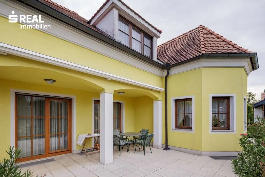 Traumhaus in Göllersdorf: Gepflegte 8 Zimmer-Oase mit großem Garten und Garage! - Ansicht 3