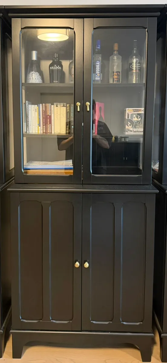 2x IKEA LOMMARP Vitrine schwarz - Vitrinenschrank / Glasschrank, € 160,- (1160 Wien)