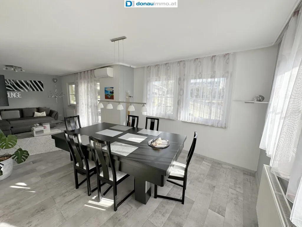 2191 Schrick Tolles und durchdachtes Einfamilienhaus mit großem Garten und Pool - Ansicht 2