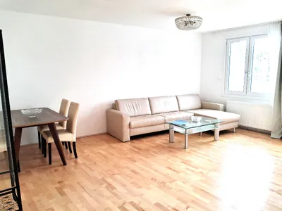 3-Zimmer-Dachgeschosswohnung, klimatisiert & WG-geeignet, Bahnhof und U-Bahn Nähe – Bild 2