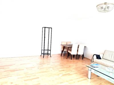 3-Zimmer-Dachgeschosswohnung, klimatisiert & WG-geeignet, Bahnhof und U-Bahn Nähe