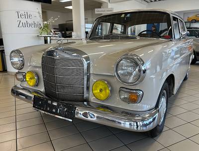 Mercedes-Benz Heckflosse 200