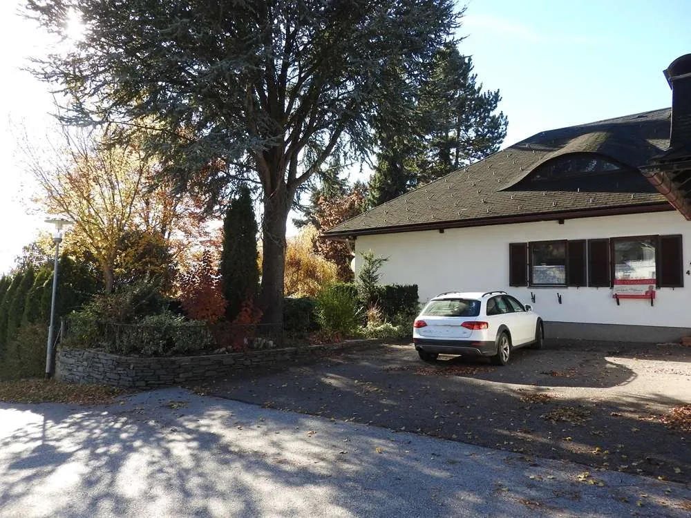 Grosszügiges LANDHAUS auf leichter ANHÖHE in attraktiver LAGE auf 1.872 m², 11 Fußminuten zum Hauptplatz in BAD ST.LEONHARD/KÄRNTEN – pohled 2
