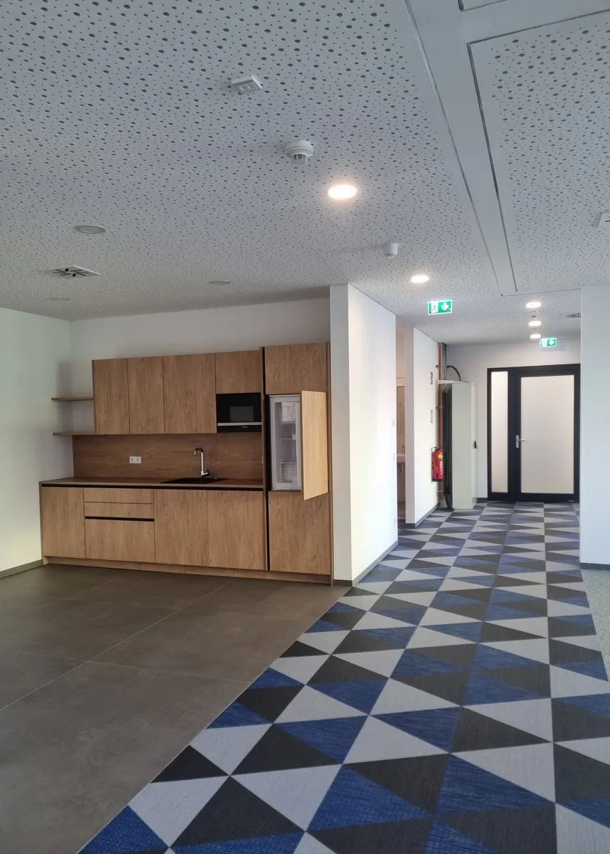 Top Büro 351 m² zu vermieten - direkt bei der Abfahrt A1 Eberstalzell | Parkplätze | Glasfaser | Ladeinfrastruktur - Ansicht 3