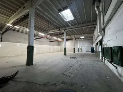 Gewerbeimmobilie mieten in Baden – 3 200 m², € 18.880