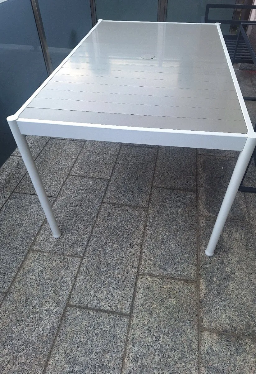 Verkaufe einen gepflegten IKEA Gartentisch in der Farbe Weiß/ Beige., € 45,- (4020 Linz)