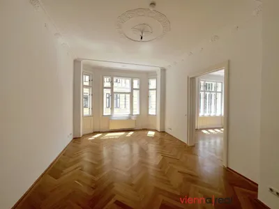 Elegante und ruhige 5-Zimmer Altbauwohnung mit separater Küche, kleiner hofseitiger Loggia, 2 Bädern und Kellerabteil