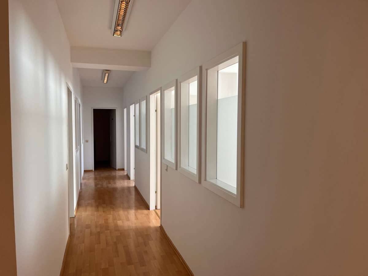 Günstiges, großzügige/ s BÜRO/ PRAXIS - sehr hell, klimatisiert, renoviert & ruhig – pohled 3