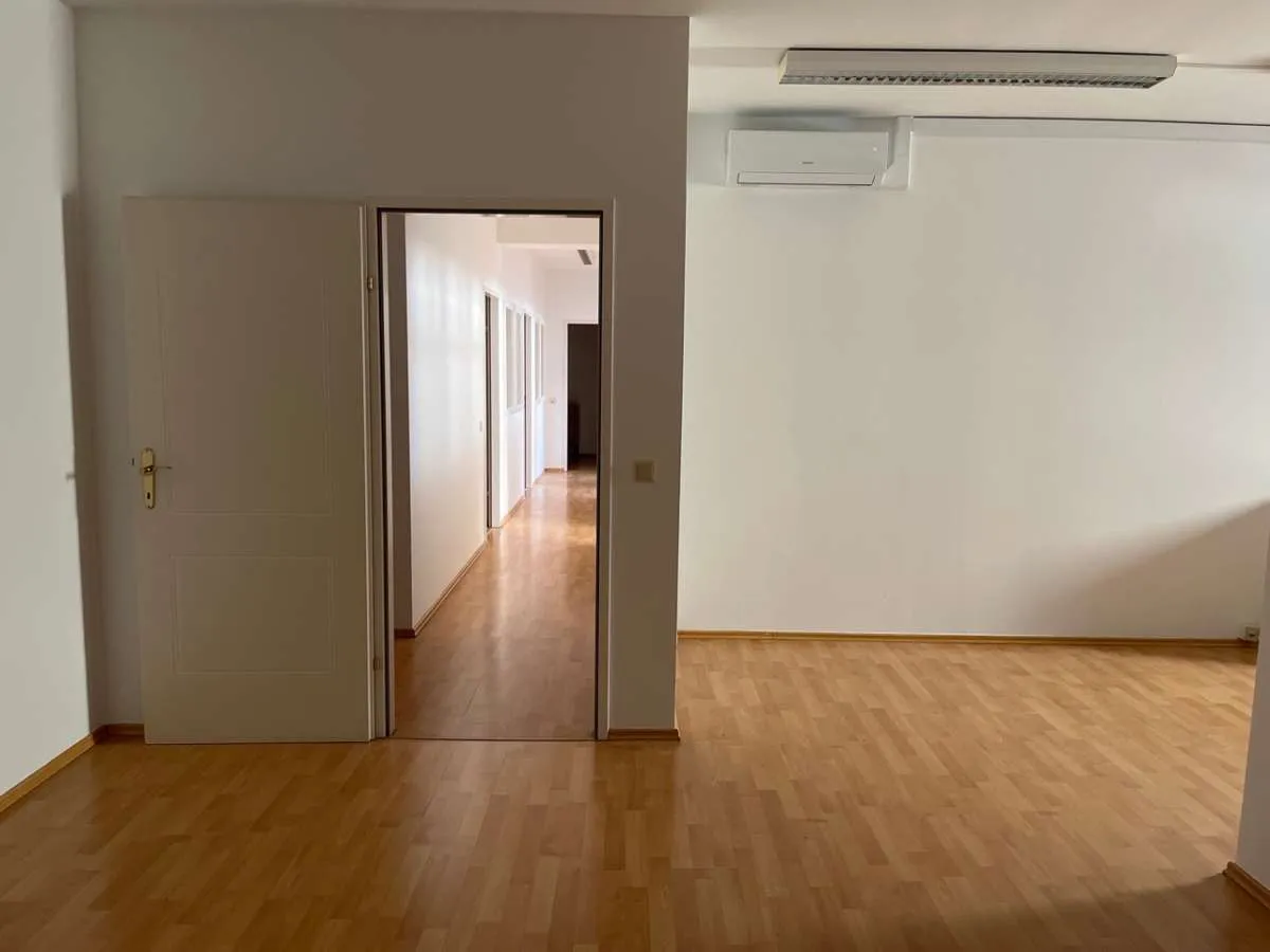 Günstiges, großzügige/ s BÜRO/ PRAXIS - sehr hell, klimatisiert, renoviert & ruhig – pohled 2
