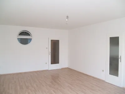Helle und gepflegte Neubauwohnung mit moderner Einbauküche – Bild 3