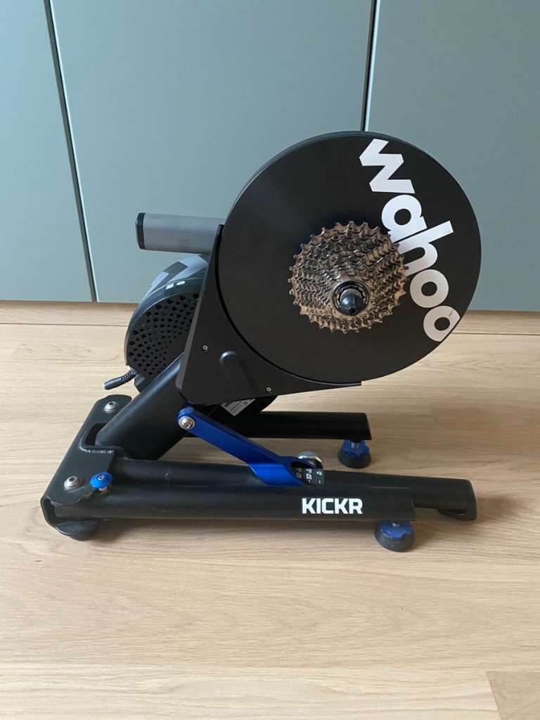 Wahoo Kickr V4 Rollentrainer - deals Neuwertig