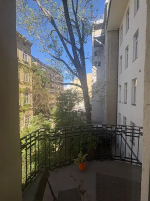 Palais Löwenthal, klassische Altbauwohnung mit Balkon – Bild 2