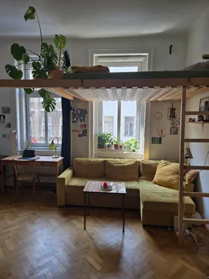 sonnige Altbau-Wohnung mit Balkon