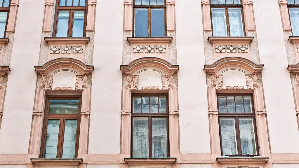 Liechtensteinstraße 128 - Sanierungsbedürftige Altbauwohnungen in Jahrhundertwendeliegenschaft - Ansicht 3