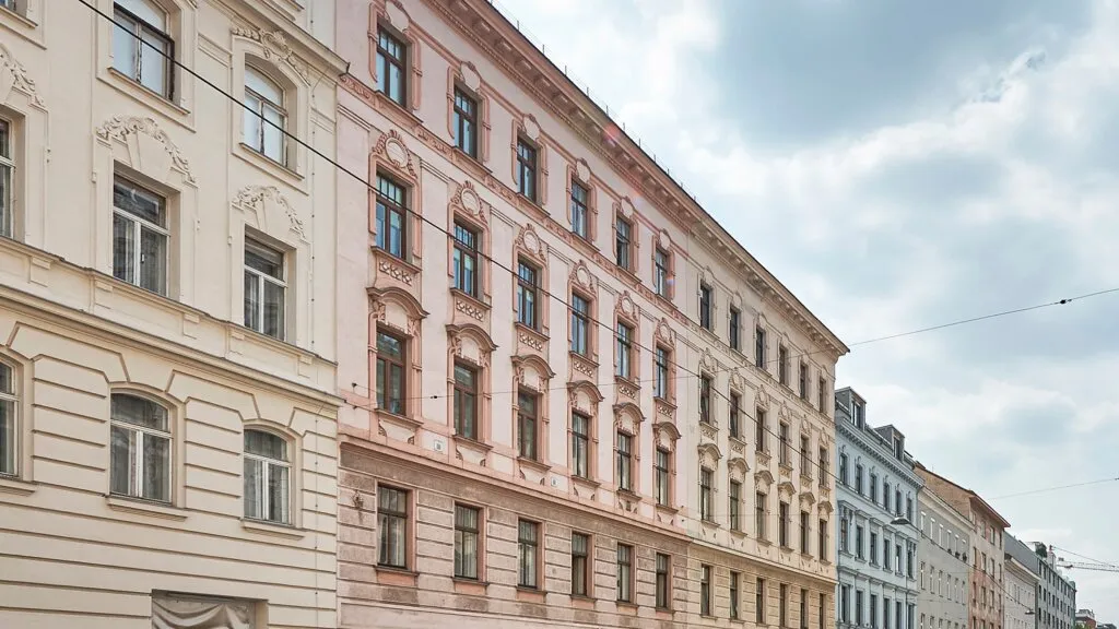 Liechtensteinstraße 128 - Sanierungsbedürftige Altbauwohnungen in Jahrhundertwendeliegenschaft - Ansicht 2