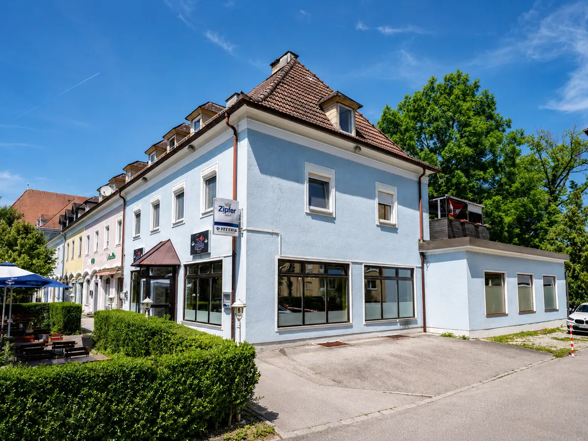 Anlageobjekt in ausgezeichneter Lage: Voll vermietetes Mehrfamilienhaus mit Restaurant – pohled 2