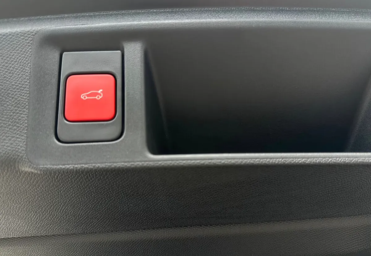 Peugeot 308 1.2 Hybrid 145 SW GT e-DCS6 – Bild 3