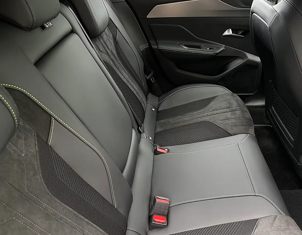 Peugeot 308 1.2 Hybrid 145 SW GT e-DCS6 – Bild 5