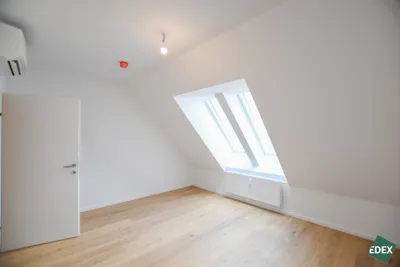 Erstbezug nach Sanierung: Charmante 2-Zimmer-Dachgeschoßwohnung mit Top-Lage – Bild 2