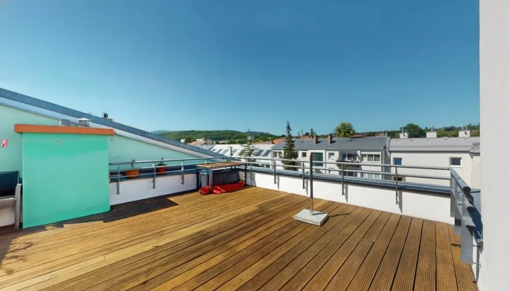 Lichtdurchflutete 3-Zimmer-Dachgeschosswohnung mit sehr großer TERRASSE und Tief(-Garagenplatz), Maria Enzersdorf