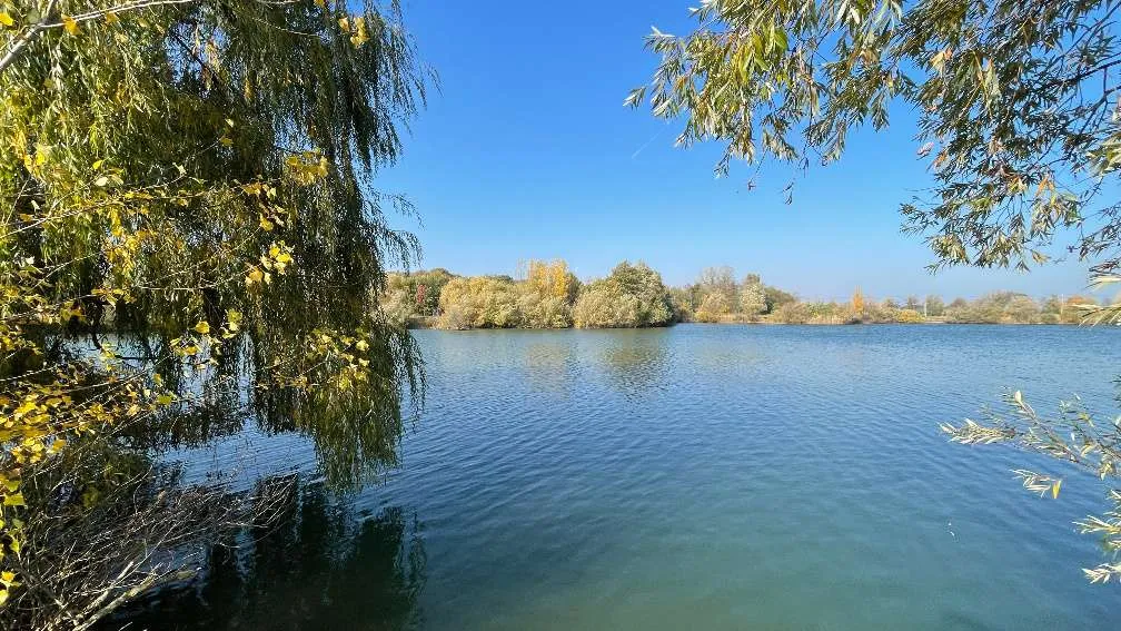 In Hövej 941 m² großes Baugrundstück direkt am See mit eigenem Seeteil zu verkaufen – pohled 2