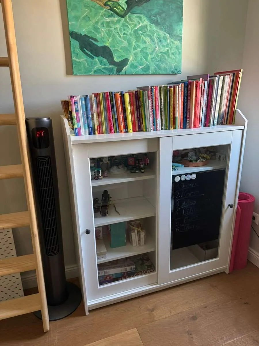 Ikea Hauga Vitrine, € 40,- (2344 Maria Enzersdorf)