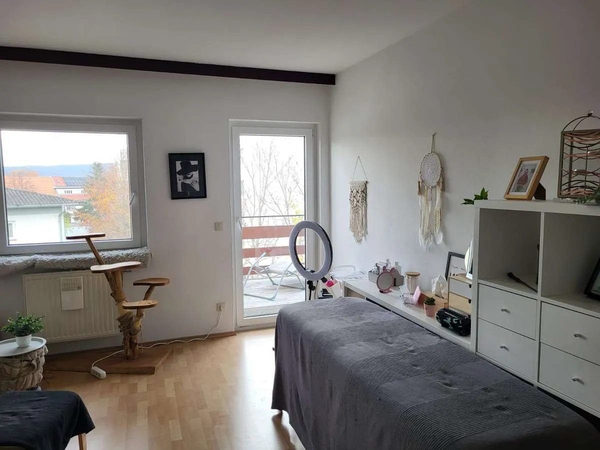 PROVISIONSFREI! Gepflegte 2,5 Zimmer mit großem Balkon - Ansicht 3