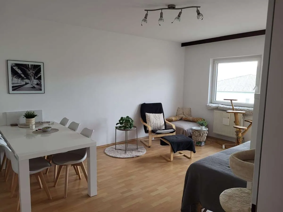 PROVISIONSFREI! Gepflegte 2,5 Zimmer mit großem Balkon - Ansicht 2