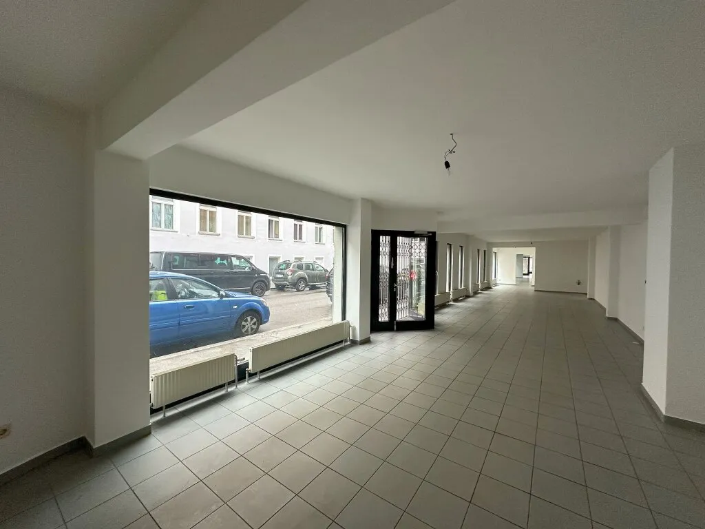 Kosmetikstudio, Bettenstudio, Schauraum, Geschäftslokal .... - Große Schaufenster und 3 Eingänge. UNBEFRISTET. - Ansicht 3