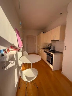 Zwischenmiete in Wien - gemütliche, helle 1-Zimmerwohnung mit separater Küche und Bad – Bild 2