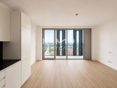 Erstbezug: 34. Etage DC2 Tower - Kompaktes Premium-Studio mit Loggia