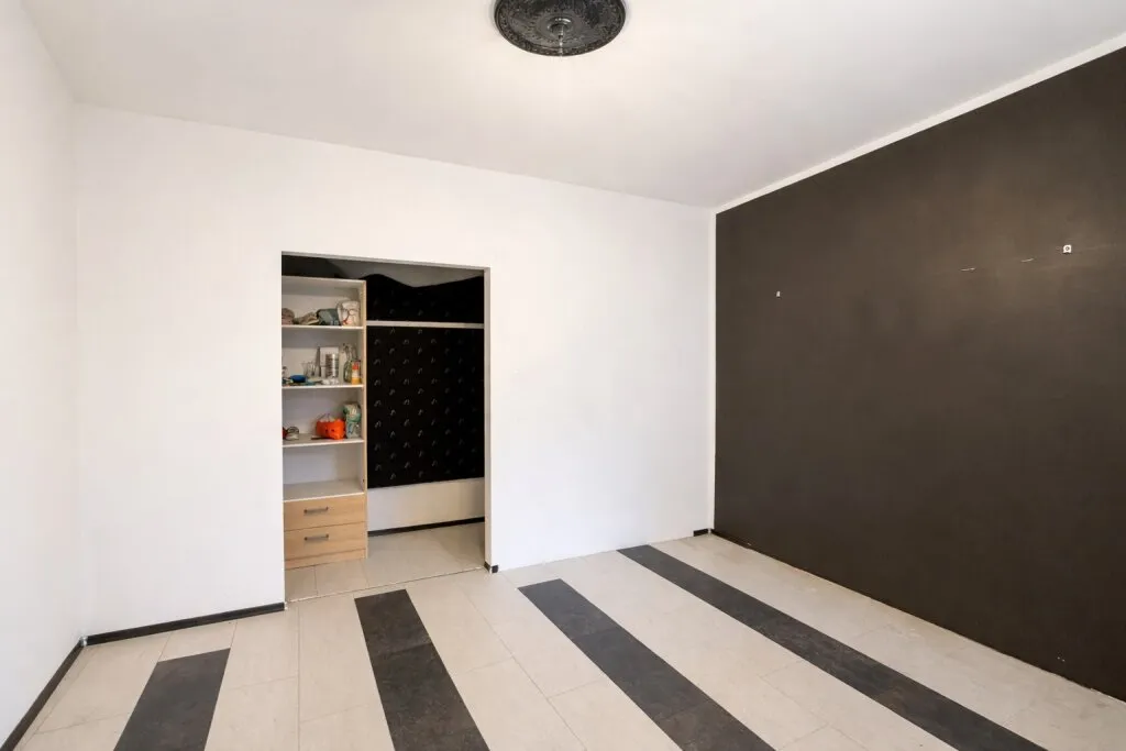 VIEL PLATZ FÜR IHRE IDEEN - Haupthaus mit Nebengebäude - 7 Zimmer - ca. 188m² WNFL - POOL - Großer Garten - Ansicht 3