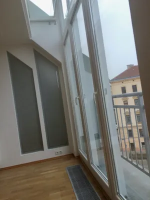 PROVISIONFREIE Unbefristete sehr elegante, gut isolierte, helle, sonnige, ruhige DG. Wohnung mit 4 Zimmern und Terasse, – Bild 2