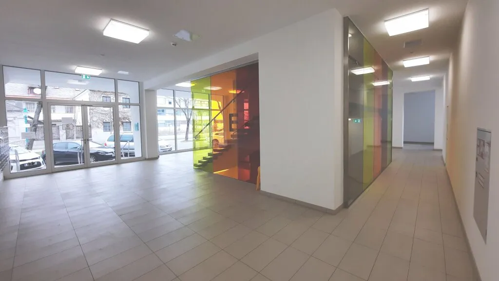 Commercial property, 407 m²