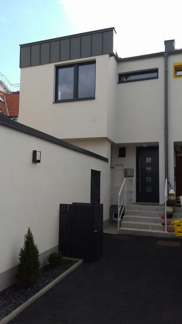 Ruhiges Haus, Eckreihenhaus mit Garten und Garage in Mödling - Ansicht 2