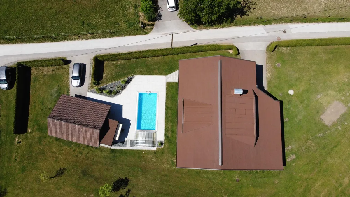 Saniertes Ein-/Zweifamilienhaus in idyllischer Waldrand- & Aussichtslage, mit Pool + Nebengebäude + Garagen - Ansicht 3