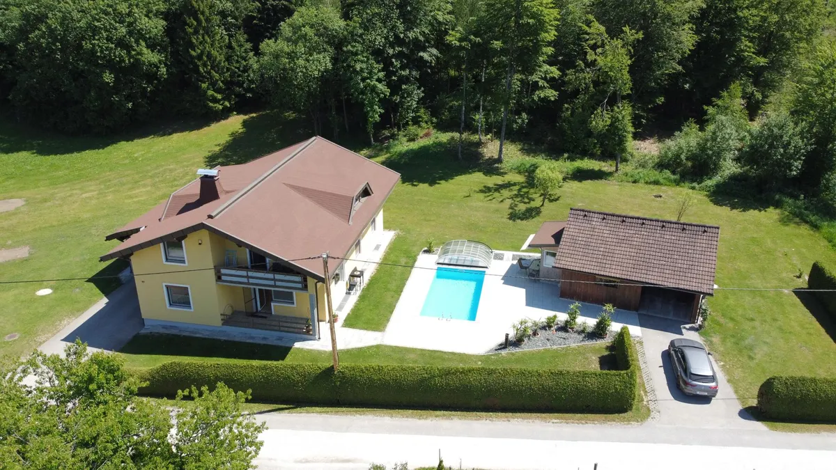 Saniertes Ein-/Zweifamilienhaus in idyllischer Waldrand- & Aussichtslage, mit Pool + Nebengebäude + Garagen - Ansicht 2