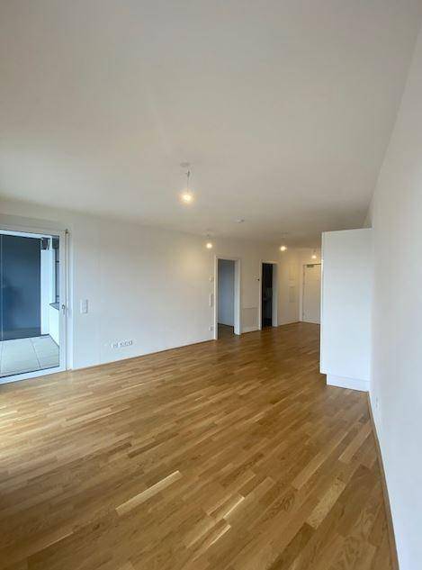 Ab 1.8. Nähe Siemens 1210 Wien: 1-1/2-Zimmer-Singlewohnung mit straßenseitiger Loggia und Küchenzeile, Wien