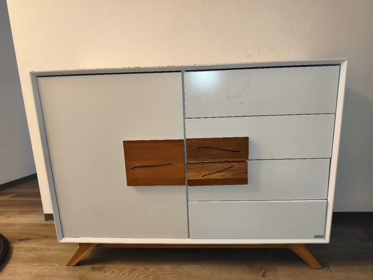 Zu verschenken: Kommoden / Anrichten - Regale / Kästen