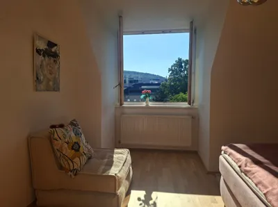 Lichtdurchflutete Dachgeschoßwohnung mit Grünblick | 2 Zimmer | U4 Ober St. Veit, teilmöbliert möglich – Bild 3