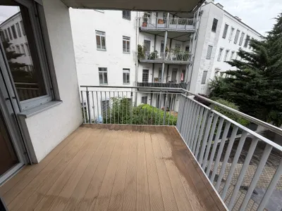 Großzügige 2-Zimmer-Wohnung mit Balkon in unmittelbarer Nähe zum Rochusmarkt – Bild 2