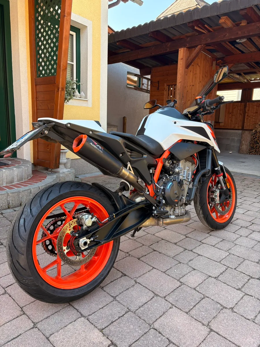KTM 890