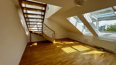 64m² DG-Wohnung mit 35m² Terrasse & Weitblick | U1 in 4 Min | Klima | Ruhelage
